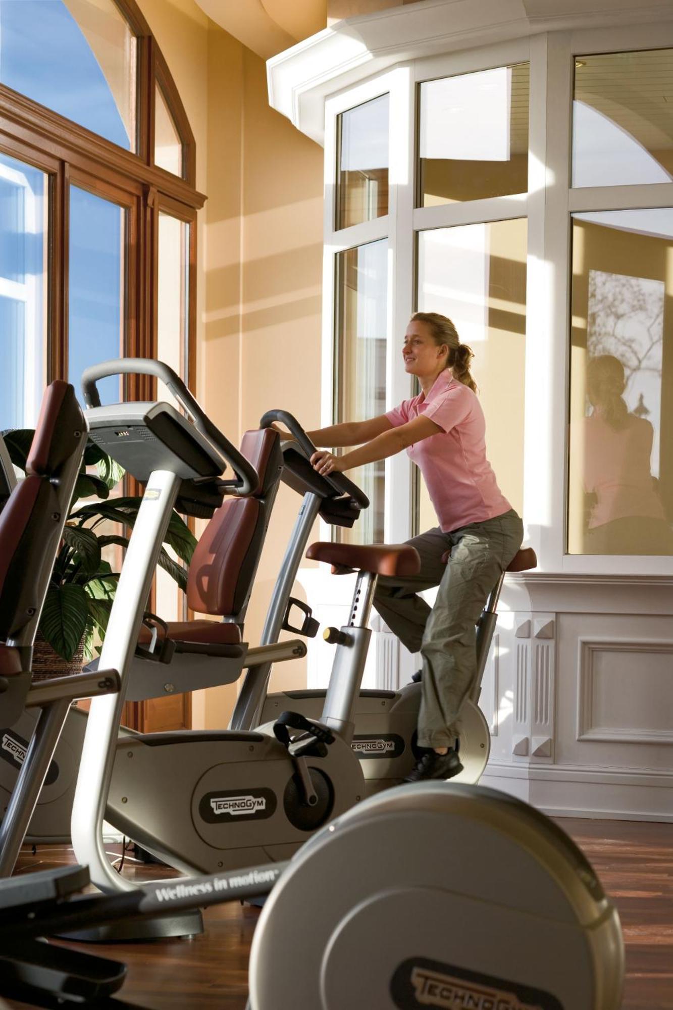 מלון רוסטוק Yachthafenresidenz Hohe Duene מראה חיצוני תמונה A woman on a treadmill