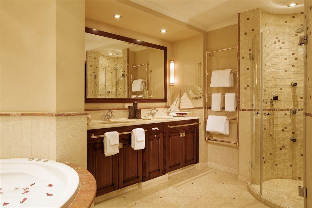 מלון רוסטוק Yachthafenresidenz Hohe Duene מראה חיצוני תמונה A bathroom