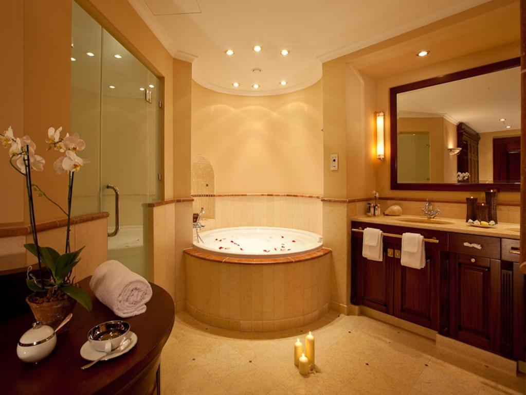 מלון רוסטוק Yachthafenresidenz Hohe Duene חדר תמונה A bathroom in a hotel