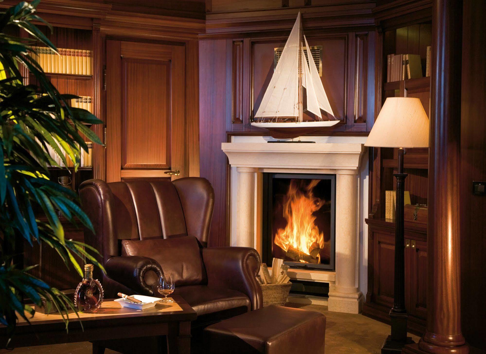 מלון רוסטוק Yachthafenresidenz Hohe Duene מראה חיצוני תמונה A fireplace in a home