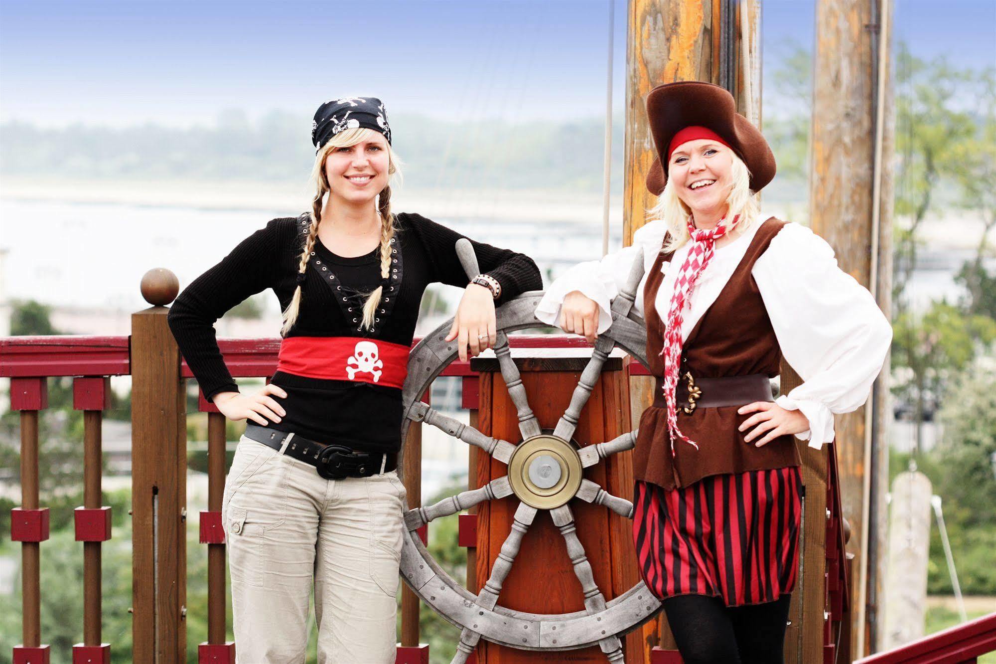 מלון רוסטוק Yachthafenresidenz Hohe Duene מראה חיצוני תמונה Two pirates at the 2009 festival