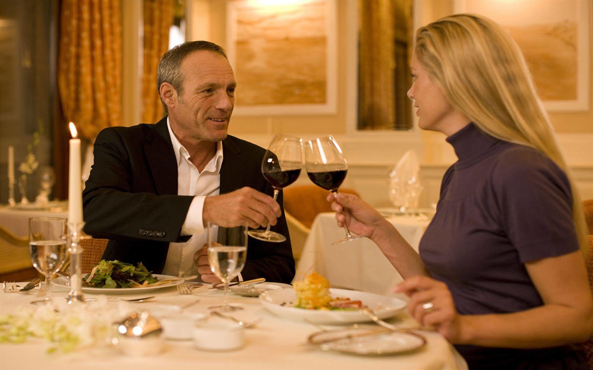 מלון רוסטוק Yachthafenresidenz Hohe Duene מראה חיצוני תמונה A couple dining together